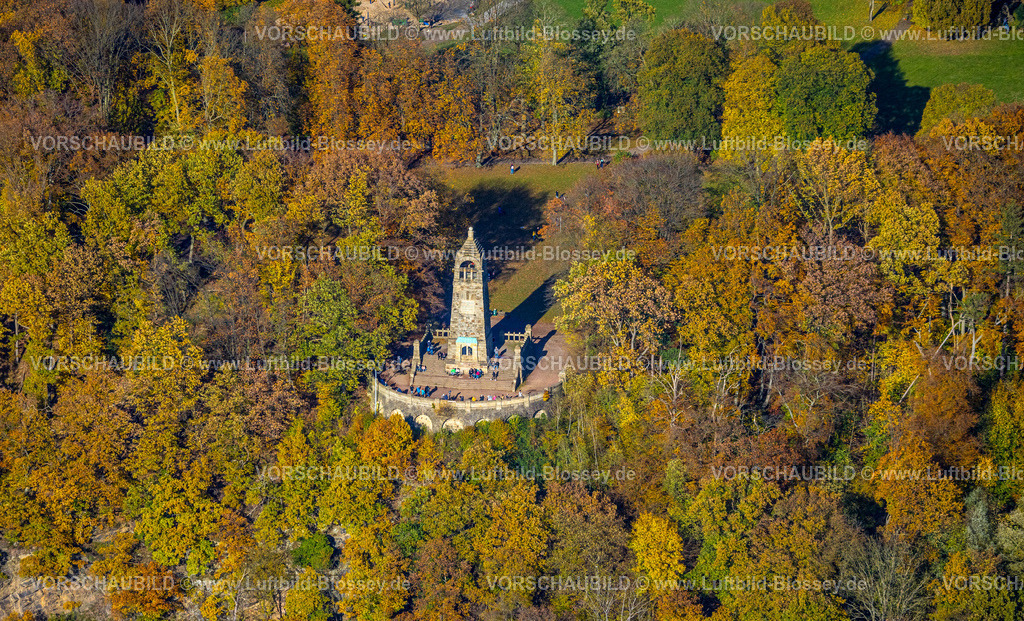 Witten231100902 | Luftbild, Naherholungsgebiet Hohenstein, Ausflugsgäste am Bergerdenkmal im herbstlichen Wald mit Laubbäumen mit leuchtenden Herbstfarben, Witten, Ruhrgebiet, Nordrhein-Westfalen, Deutschland