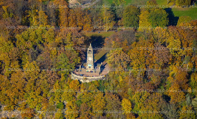 Witten231100902 | Luftbild, Naherholungsgebiet Hohenstein, Ausflugsgäste am Bergerdenkmal im herbstlichen Wald mit Laubbäumen mit leuchtenden Herbstfarben, Witten, Ruhrgebiet, Nordrhein-Westfalen, Deutschland
