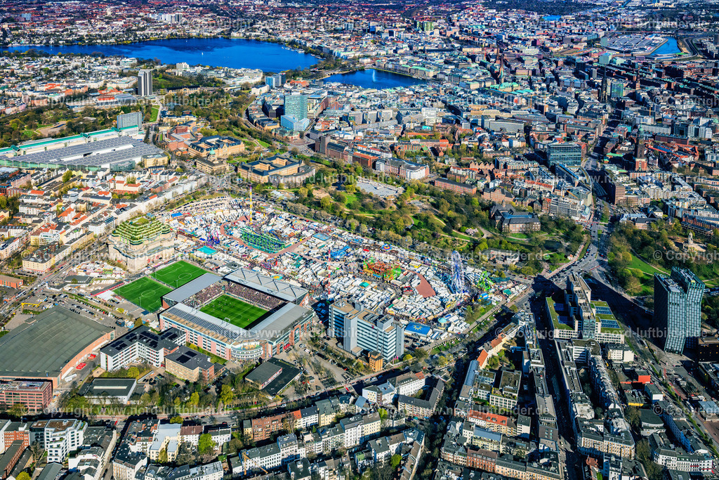 Hamburg_St_Pauli_Dom_Wallanlagen_ELS_4324060425 | HAMBURG 06.04.2025 Sportstätten-Gelände der Arena des Stadion " Millerntor-Stadion " am Harald-Stender-Platz im Ortsteil Sankt Pauli in Hamburg, Deutschland. Weiterführende Informationen bei: Fußball-Club St. Pauli v. 1910 e.V.,  Professor Pfeifer und Partner Ingenieurbüro für Tragwerksplanung GmbH,  SHA Scheffler Helbich Architekten GmbH. // Sports facility grounds of the arena of the stadium "Millerntor- Stadion" in am Heiligengeistfeld in the St. Pauli district in Hamburg, Germany. Further information at: Fussball-Club St. Pauli v. 1910 e.V.,  Professor Pfeifer und Partner Ingenieurbuero fuer Tragwerksplanung GmbH,  SHA Scheffler Helbich Architekten GmbH. Foto: Martin Elsen
