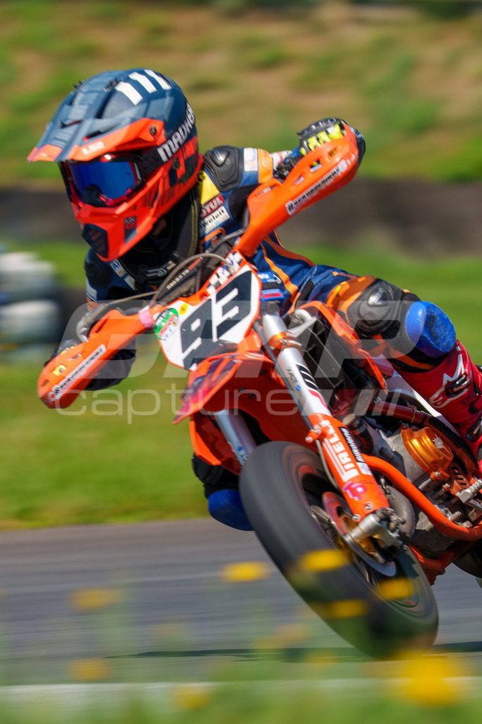 G-Cup + Supermoto Staatsmeisterschaft + Hungarian Supermoto Championship | GRIPcapture steht für authentische Sportfotografie in Österreich – für Momente, die mehr sind als Geschwindigkeit oder Ergebnis. Es geht um Emotion, Spannung, Fokus und den Augenblick, der oft nur einen Wimpernschlag dauert.Ob Motorsport, Teamsport oder 