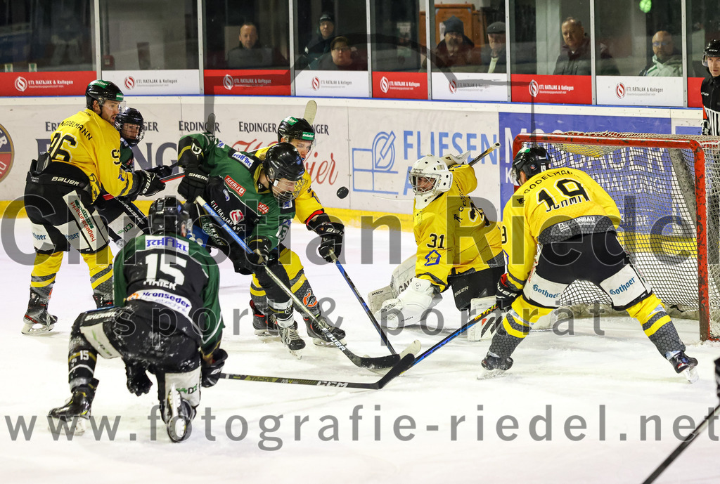 2023-02-10_129_TSV_Erding_gegen_ERSC_Amberg | Erding, Deutschland, 10.02.2023:
Eishockey, Bayernliga Meisterrunde Gruppe B 2022 / 2023, 3. Spieltag, TSV Erding gegen ERSC Amberg, Endergebnis: 6:3

Elias Maier (Erding Gladiators, #15), Michael Franz (Erding Gladiators, #13), Torwart Timon Bätge (ERSC Amberg, #31), Kevin Schmitt (ERSC Amberg, #19)

Foto: Christian Riedel / fotografie-riedel.net