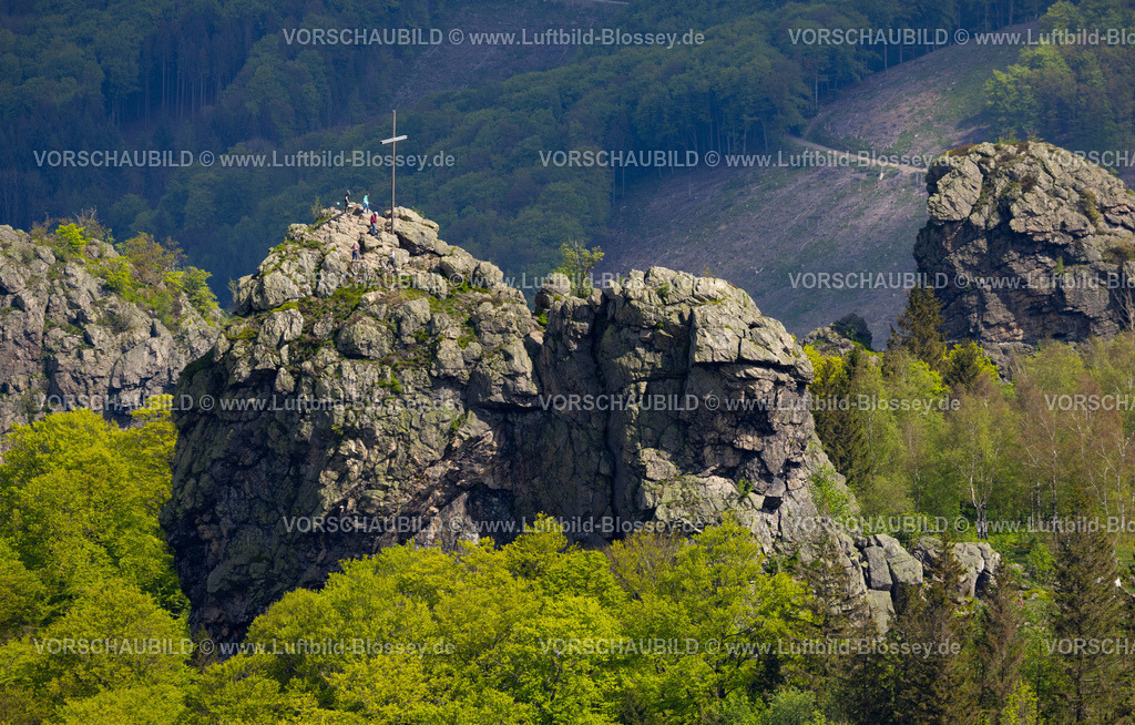 Olsberg240503810 | Luftbild, Bruchhauser Steine, Sehenswürdigkeit in waldiger Hügellandschaft, Wanderer auf dem Feldstein mit Gipfelkreuz, Bruchhausen, Olsberg, Sauerland, Nordrhein-Westfalen, Deutschland