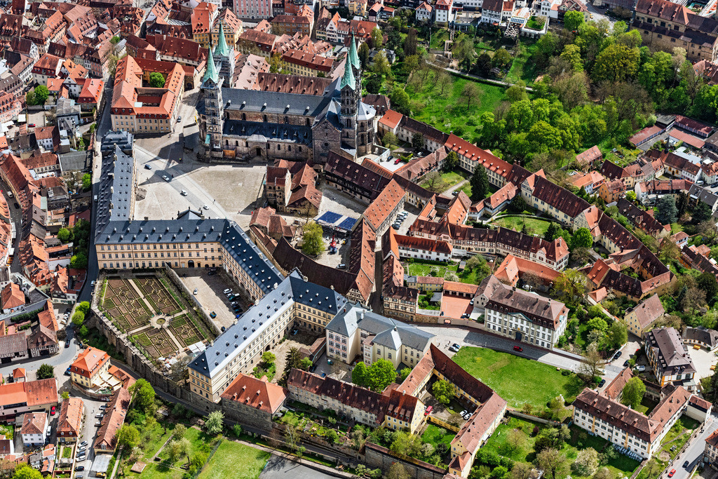 dr__0095598.jpg | BAMBERG 28.04.2022 Kirchengebäude des Domes Bamberger Dom am Domplatz in der Altstadt in Bamberg im Bundesland Bayern, Deutschland. // Church building of the cathedral Bamberger Dom on Domplatz in the old town in Bamberg in the state Bavaria, Germany. Foto: Daniel Reiter