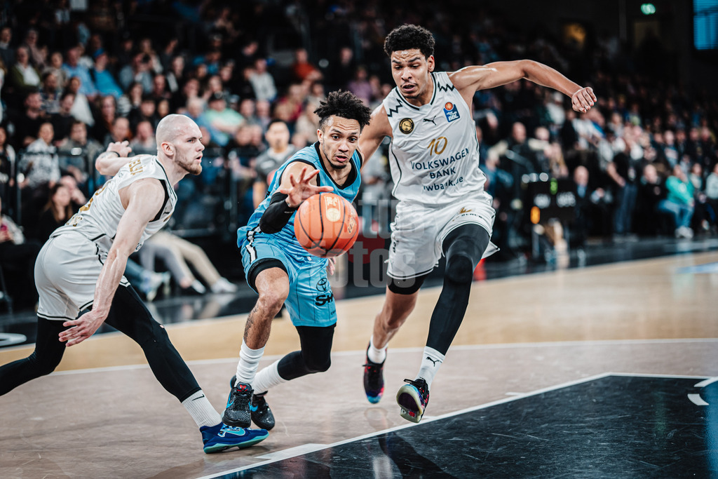 Basketball | Männer | Saison 2024/2025 | easyCredit Basketball Bundesliga | 14. Spieltag | Veolia Towers Hamburg vs. Basketball Löwen Braunschweig | 30.12.2024 | v.l. Arnas Velicka (#8, Basketball Löwen Braunschweig), Jaizec Lottie (#4, Veolia Towers Hamburg) und Sananda Fru (#10, Basketball Löwen Braunschweig)