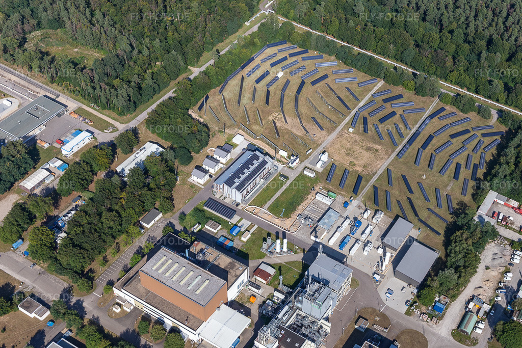 Luftbild: Forschungs- Gebäude und Bürokomplex des Karlsruhe Institut für Technologie Campus Nord mit IAM-WBM an der Untergrombacher Straße im Ortsteil Leopoldshafen in Eggenstein-Leopoldshafen im Bundesland Baden-Württemberg in Deutschland. Foto: IMG_128182.jpg vom 12.08.2021 durch Werner Riehm/FLY-FOTO.de