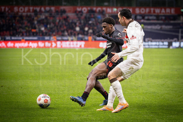 Bayer 04 Leverkusen vs. FC St. Pauli, 14.02.2026 | LEVERKUSEN, GERMANY - FEBRUARY 14:  Ernest Poku (Bayer 04 Leverkusen, 19) followed by Manolis Saliakas (FC St. Pauli, 2) during the Bundesliga match (gameday 22)  between Bayer 04 Leverkusen vs. FC St. Pauli at BayArena on February 14, 2026 in Leverkusen, Germany. (Photo by Axel Kohring/Beautiful Sports Int.)DFL REGULATIONS PROHIBIT ANY USE OF PHOTOGRAPHS AS IMAGE SEQUENCES AND/OR QUASI-VIDEO.