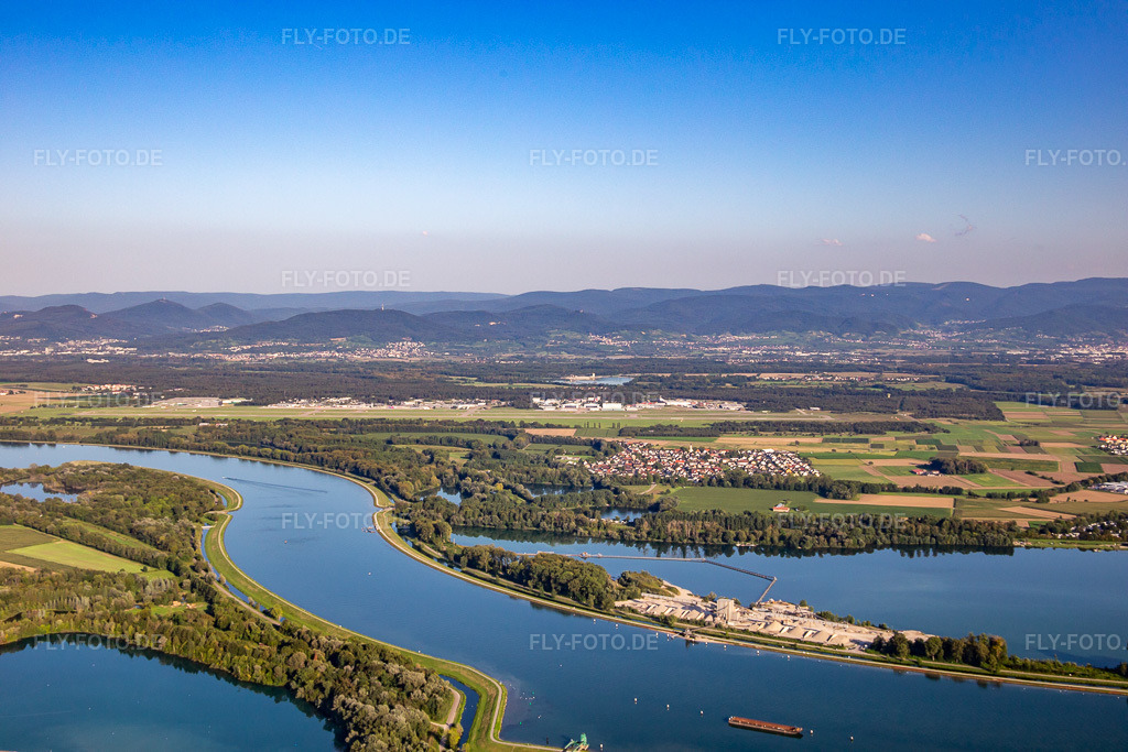 Luftbild: Heinrich Krieger KG - Kieswerk zwischen Rhein und Kriegersee auf der ehemaligen Gemarkung Rheinmünster-Stollhofen. im Ortsteil Söllingen in Rheinmünster im Bundesland Baden-Württemberg in Deutschland. Foto: IMG_137762.jpg vom 18.08.2023 durch Werner Riehm/FLY-FOTO.deKrieger