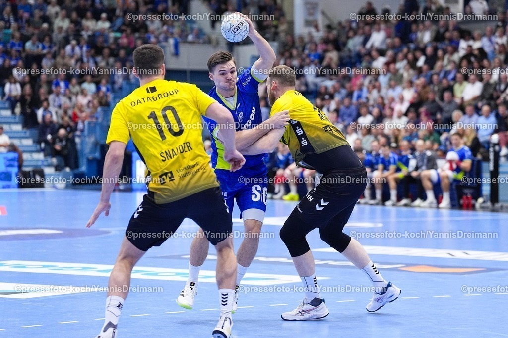 xYDR25092501002 | 25.09.2025, xydrx, Handball, 1.HBL, VFL Gummersbach - TVB Stuttgart, Schwalbe-Arena: Kay Smits (VFL Gummersbach #31) im Zweikampf gegen Lenny Rubin (TVB Stuttgart #44)