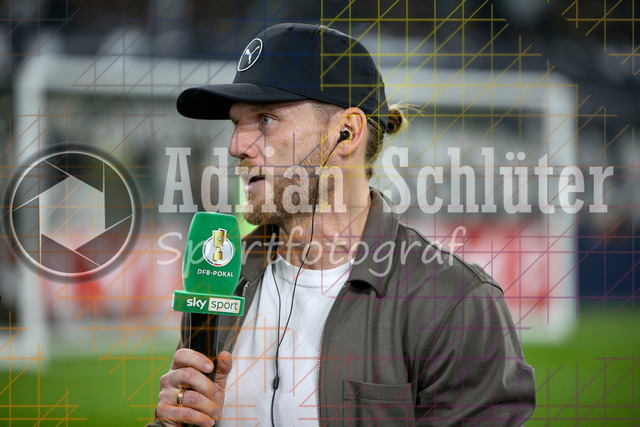 Borussia Mönchengladbach vs Karlsruher SC - DFB-Pokal 2. Runde | Mönchengladbach, Deutschland, 28.10.25:   Trainer Eugen Polanski (Borussia Mönchengladbach) im Interview waehrend des Spiels der DFB-Pokal 2. Runde zwischen Borussia Mönchengladbach vs Karlsruher SC im Stadion im Borussia Park(Foto von Brauer-Fotoagentur / Adrian Schlueter)