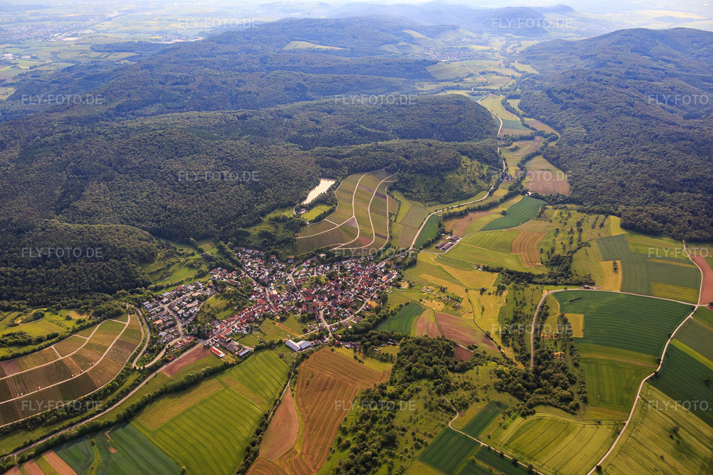Luftbild: Ortsansicht von Nordwesten im Ortsteil Häfnerhaslach in Sachsenheim im Bundesland Baden-Württemberg in Deutschland. Foto: IMG_079948.jpg vom 31.05.2015 durch Werner Riehm/FLY-FOTO.de