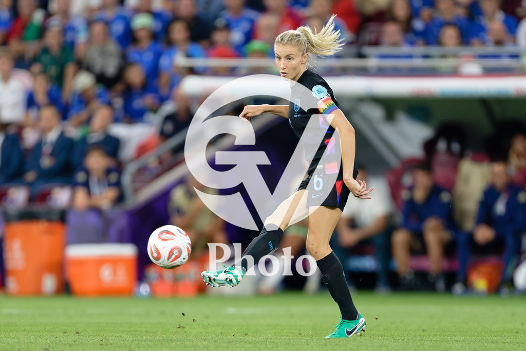 England v Italy - UEFA Women's EURO 2025 Semi-Final | GENEVA, SWITZERLAND - JULY 22:  Leah Williamson of England passes the ball  during the UEFA Women's EURO 2025 Semi-Final match between England and Italy at Stade de Geneve on July 22, 2025 in Geneva, Switzerland. (Photo by Giuseppe Velletri/Sports Press Photo/Getty Images)