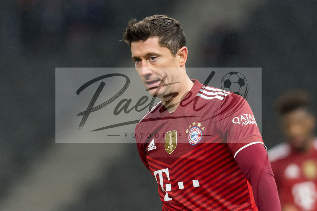 BSCFCB20220123_282 | Fussball, Herren: Robert Lewandowski (FC Bayern Muenchen) schaut bei dem Spiel der 1. Bundesliga zwischen Hertha BSC und FC Bayern Muenchen im Olypiastadion am 23.01.2022 in Berlin, Deutschland.DFB / DFL REGULATIONS PROHIBIT ANY USE OF PHOTOGRAPHS AS IMAGE SEQUENCES AND/OR QUASI-VIDEO. - Realisiert mit Pictrs.com