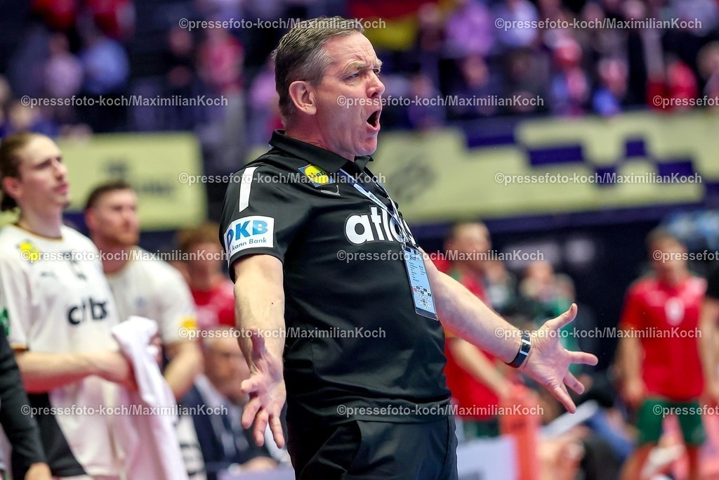 EHF22012601133 | 22.01.2026, Handball, Men's EHF EURO 2026, Deutschland - Portugal, Jyske Bank Boxen in Herning, Dänemark, Main Round: Headcoach Alfred Gislason (Germany #hc) gestikulierend am Spielfeldrand  