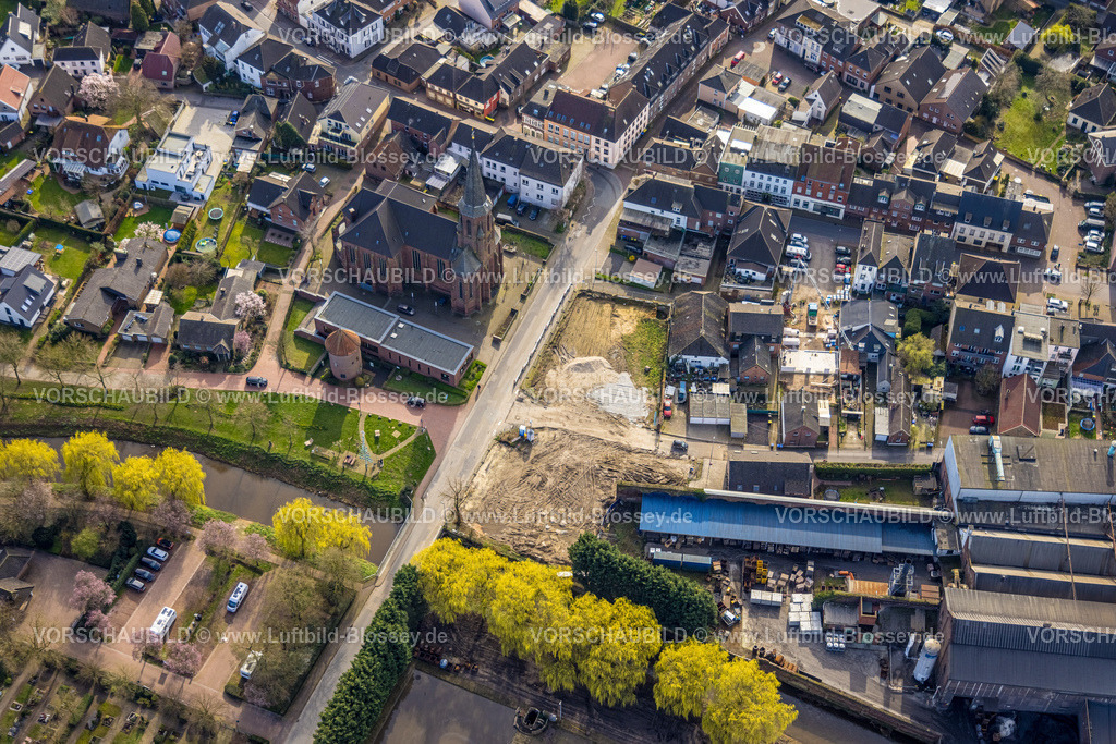 Isselburg240313756 | Luftbild, St. Bartholomäus Kirche mit Pfarrzentrum und Stadtturm am Fluss Issel, Wohngebiet Innenstadt und Brachfläche, Isselburg, Nordrhein-Westfalen, Deutschland
