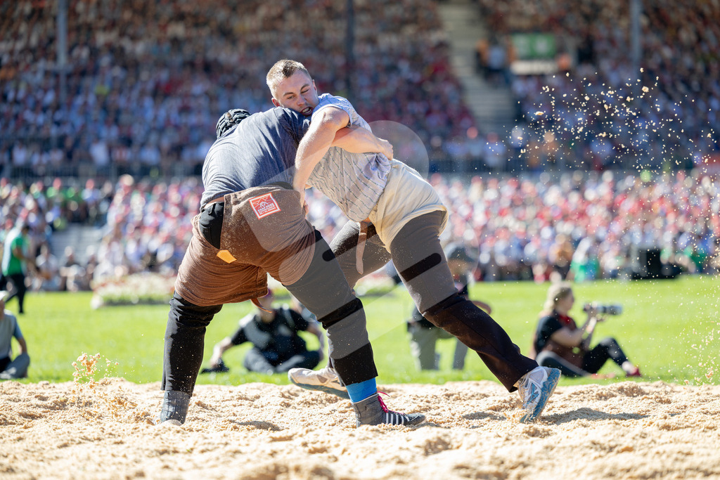ESAF2025_08Gang_6995 | Die Schwinger des Schwyzer Kantonalen Schwingerverbandes: Fotos, die Dynamik und Leidenschaft festhalten, sowie emotionale Momente aus dem traditionellen Schwingsport zeigen. - Realisiert mit Pictrs.com