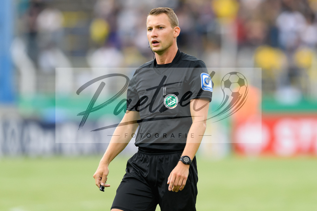 LLELEV20210807_177 | Fussball, Herren: Schiedsrichter Florian Lechner schaut beim Spiel der 1. Runde im DFB-Pokal zwischen 1. FC Lokomotive Leipzig und Bayer 04 Leverkusen im Bruno-Plache-Stadion am 07.08.2021 in Leipzig, Deutschland.DFB / DFL REGULATIONS PROHIBIT ANY USE OF PHOTOGRAPHS AS IMAGE SEQUENCES AND/OR QUASI-VIDEO. - Realisiert mit Pictrs.com