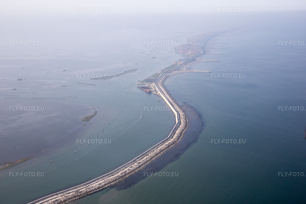 Vue aérienne: Sottomarina à Faro dans le département Vénétie, Italie.Photo: IMG_087427.jpg prise le 06/04/2016 par Werner Riehm/FLY-FOTO.euRésolution de l'original: 5472 x 3648 px
