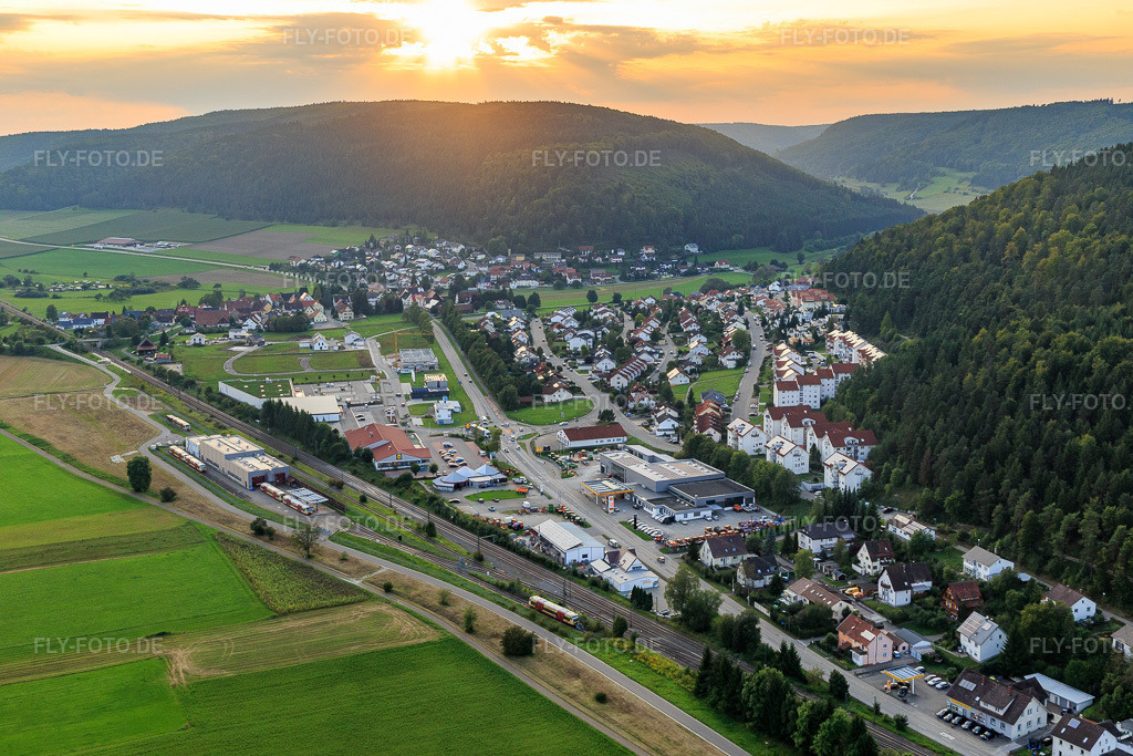 Luftbild: Ortsansicht am Abend aus Osten mit Knoblauch GmbH im Ortsteil Zimmern in Immendingen im Bundesland Baden-Württemberg in Deutschland. Foto: IMG_102777.jpg vom 25.08.2017 durch Werner Riehm/FLY-FOTO.deKnoblauch GmbH