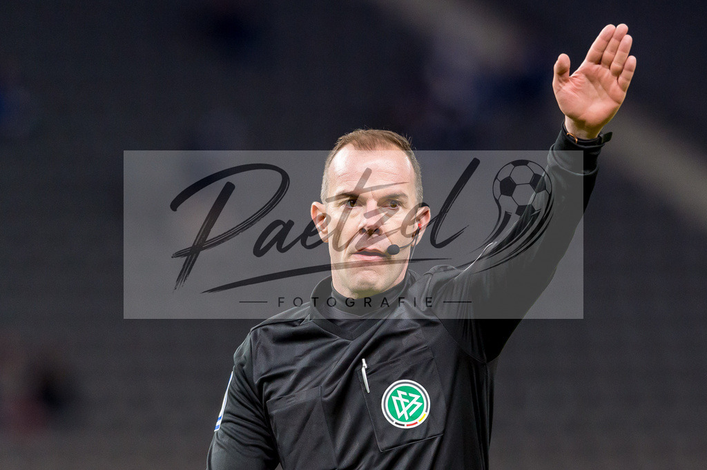 HERBOC20220204_209 | Fussball, Herren: Schiedsrichter Marco Fritz gestikuliert, Gestik bei dem Spiel der 1. Bundesliga zwischen Hertha BSC und VfL Bochum im Olypiastadion am 04.02.2022 in Berlin, Deutschland.DFB / DFL REGULATIONS PROHIBIT ANY USE OF PHOTOGRAPHS AS IMAGE SEQUENCES AND/OR QUASI-VIDEO. - Realisiert mit Pictrs.com