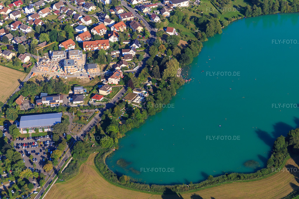 Luftbild: Steißlinger See mit Seeblickhalle und Freibad Steißlinger See in Steißlingen im Bundesland Baden-Württemberg in Deutschland. – Foto: IMG_094270.jpg vom 27.08.2016 durch Werner Riehm/FLY-FOTO.de – Auflösung des Originals: 5472 x 3648 px – Freibad Steißlinger See