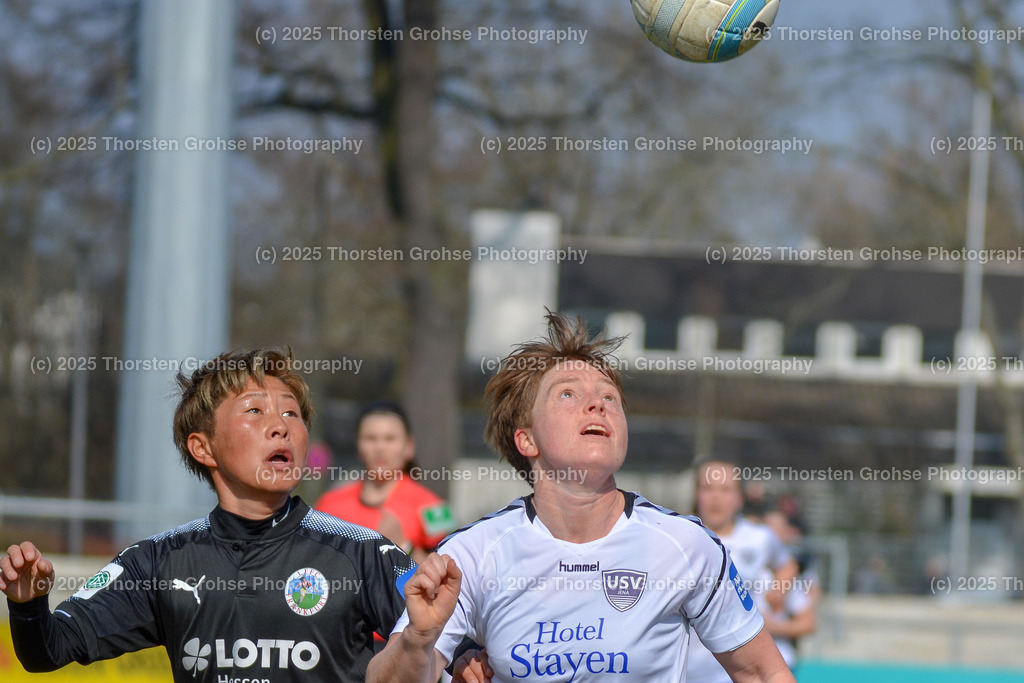 Fussball-BL Frauen 1. FFC Frankfurt vs. FF USV Jena | Yokoyama Kumi #10 (1.FFC Frankfurt), Susann Utes #6 (FF USV Jena); Fussball-BL Frauen 1. FFC Frankfurt vs. FF USV Jena, Fussball-Bundesliga Frauen am 25.03.2018 im Stadion am Brentanobad in Frankfurt/Main, (Deutschland) - Realisiert mit Pictrs.com