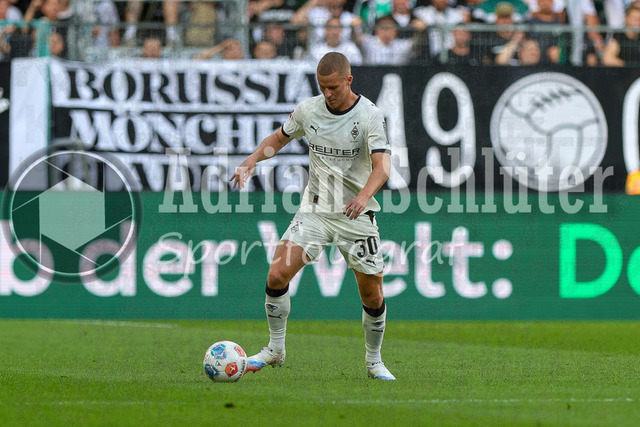 Borussia Mönchengladbach vs SV Werder Bremen - Bundesliga  | Mönchengladbach, Deutschland, 14.09.25:   Nico Elvedi (Borussia Mönchengladbach) in Aktion am Ball, Einzelaktion waehrend des Spiels der Bundesliga zwischen Borussia Mönchengladbach vs SV Werder Bremen im Stadion im Borussia Park(Foto von Brauer-Fotoagentur / Adrian Schlueter)