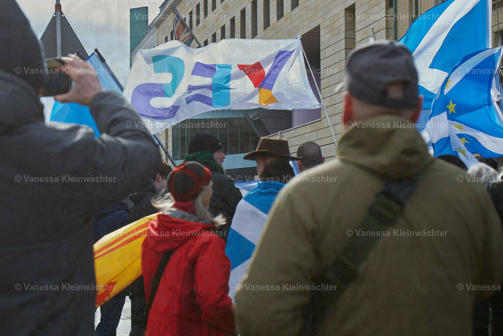 #IndyBerlin23 - Demonstration für schottische Unabhängigkeit | Rund 60 Personen ziehen am 11.03.2023 mit einer Demonstration vom Brandenburger Tor an der Britischen Botschaft vorbei zum Roten Rathaus, um die Unabhängigkeit Schottlands zu fordern.

On March 11, 2023, approx. 60 people rally in support of the Scottish independence, marching from Brandenburg Gate via the British Embassy to the Red Town Hall.  - Realisiert mit Pictrs.com