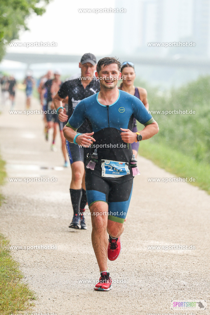 LUR_1244 | 34. M-net Erlanger Triathlon 2025 #erlangertriathlon  #mnettriathlon2025 #mnettriathlon #team #olympischedistanz #mitteldistanz #triathlon #maindonaukanal  #erlangertriathlon2025 #yourpictrs #tv1848 #tv1848erlangen  #triathlonbayern #sportinerlangen #demsportverbunden #sportshot_your_pictrs Copyright: www.sportshot.de