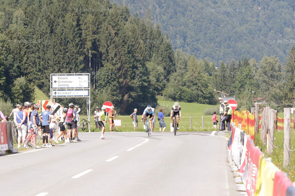 987_20230817_Bewerb_Maenner_Muehlanger | AUT - OESTERREICH, 2023-08-16: SPORT RENNRAD-FAHREN - 55. INTERNATIONALER RADWELTPOKAL IN ST. JOHANN IN TIROL  - Vintage-Radrennen mit WM-Bronze-Medaillen-Siegerin Christina Schweinberger, den Teilnehmer und Alexander Baumann (vom Orginastions-Team) - TAG 2 BEWERB MAENNER IN SECHS GRUPPEN  ; Foto: Roland Muehlanger