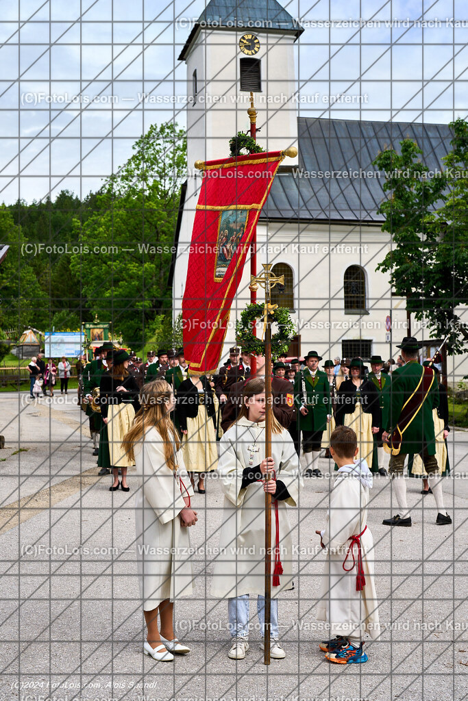ALP7683_Fronleichnam_Lackenhof_Umzug | (C)FotoLois.com, Alois Spandl. FRONLEICHNAM in Lackenhof mit Pfarrer Norbert Burmettler, Musikkapelle, Feuerwehr, Goldhaubengruppe und vielen LackenhoferInnen, Do 30. Mai 2024.