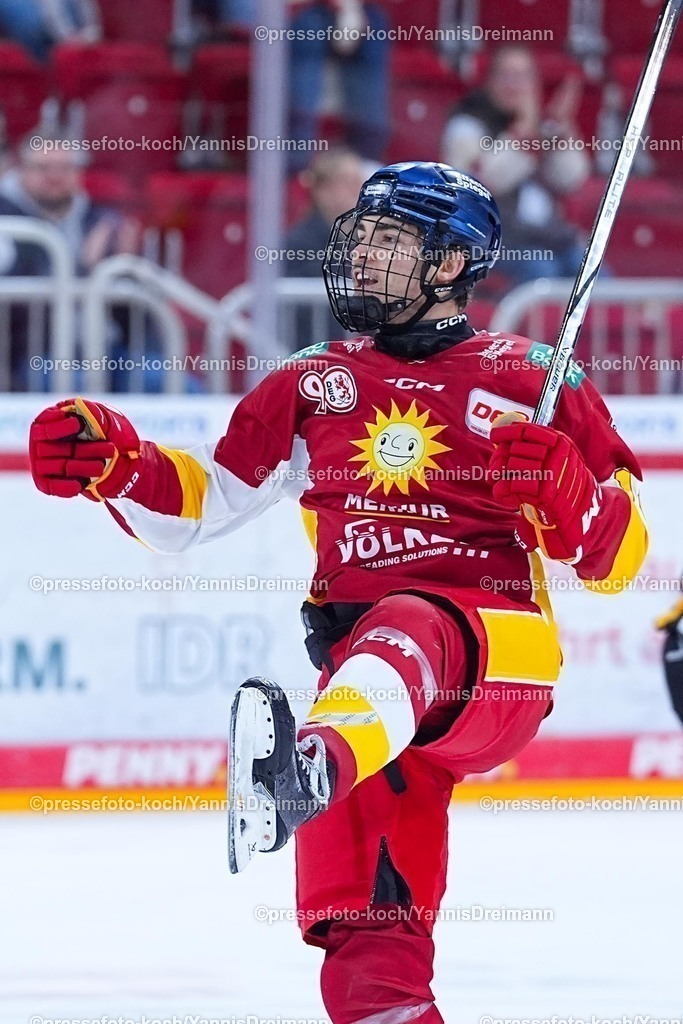 xYDR12102501022 | 12.10.2025, xydrx, Eishockey, DEL2, Düsseldorfer EG - Eispiraten Crimmitschau, PSD Bank Dome Düsseldorf: Torjubel nach dem Tor zum 4:2 für die Düsseldorfer EG durch Torschütze Kevin Marx Noren (Düsseldorfer EG #14)