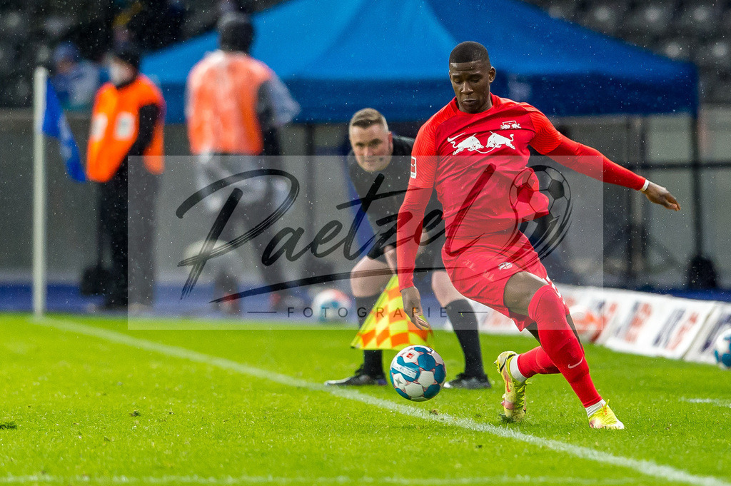BSCRBL20220220_133 | Fussball, Herren: Nordi Mukiele (RB Leipzig) in Aktion, am Ball, Einzelaktion bei dem Spiel der 1. Bundesliga zwischen Hertha BSC und RB Leipzig im Olypiastadion am 20.02.2022 in Berlin, Deutschland.DFB / DFL REGULATIONS PROHIBIT ANY USE OF PHOTOGRAPHS AS IMAGE SEQUENCES AND/OR QUASI-VIDEO. - Realisiert mit Pictrs.com