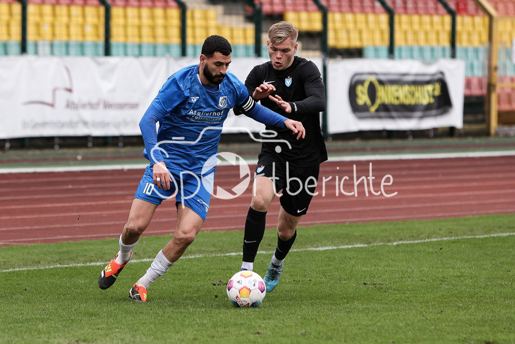 VSG Altglienicke - Viktoria Berlin | Tolcay CIGERCI (VSG #10) im Duell mit Jonas KUEHN (VIK #27) / Zweikampf