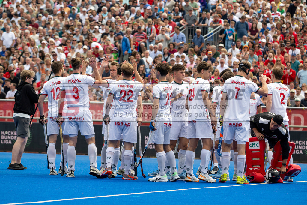 Final4_20250601-1431-Z09_4462 | Krefeld, Deutschland, 01.06.2025:  Feldhockey Final4 2025 – „Deutsche Feldhockey-Meisterschaften 2025“ Crefelder HTC - Rot-Weiss Köln (Finale Herren) im Gerd-Wellen-Hockeyanlage am 01.06.2025 in Krefeld, Deutschland. (Foto von Kramhöller/Fehrmann/Kaste)Krefeld, Germany, 01.06.2025: Feldhockey Final4 2025 – „Deutsche Feldhockey-Meisterschaften 2025“ Harvestehuder HTC - Düsseldorfer HC (Finale Damen) in Gerd-Wellen-Hockeyanlage at 01.06.2025 in Krefeld, Deutschland. (Foto from Kramhöller/Fehrmann/Kaste)