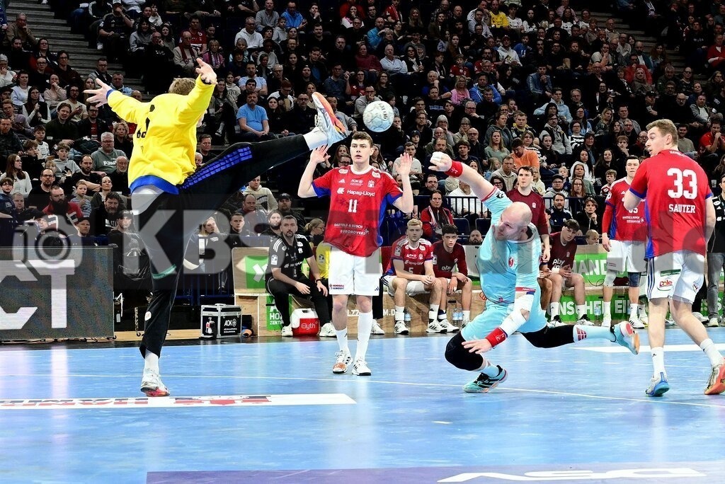 KBS Picture_HSVH-Melsungen_027 | v.l. Haug Robin (HSV Hamburg) , Arnarsson Arnar Freyr (MT Melsungen) ,Sportarena :  Barclays Arena Hamburg, - Realisiert mit Pictrs.com