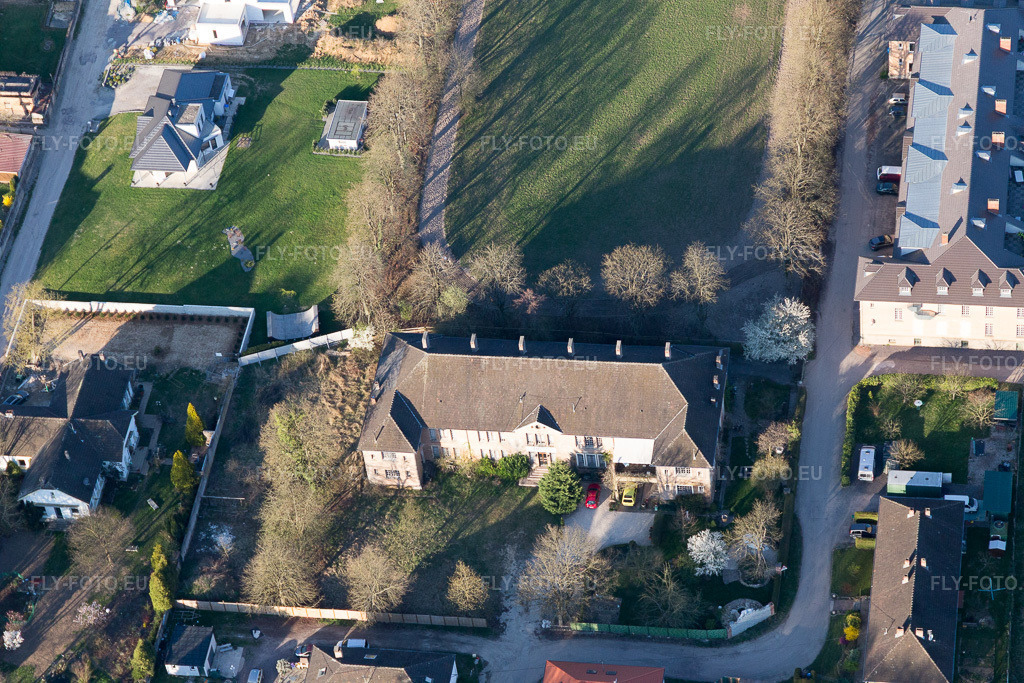 Vue aérienne: Hippodrome de courses de trot attelé et ancienne caserne militaire Cité des Cadres Camp à Oberrœdern dans le département Bas Rhin, France. Photo: IMG_097803.jpg prise le 27/03/2017 par Werner Riehm/FLY-FOTO.eu – Résolution de l'original: 5472 x 3648 px