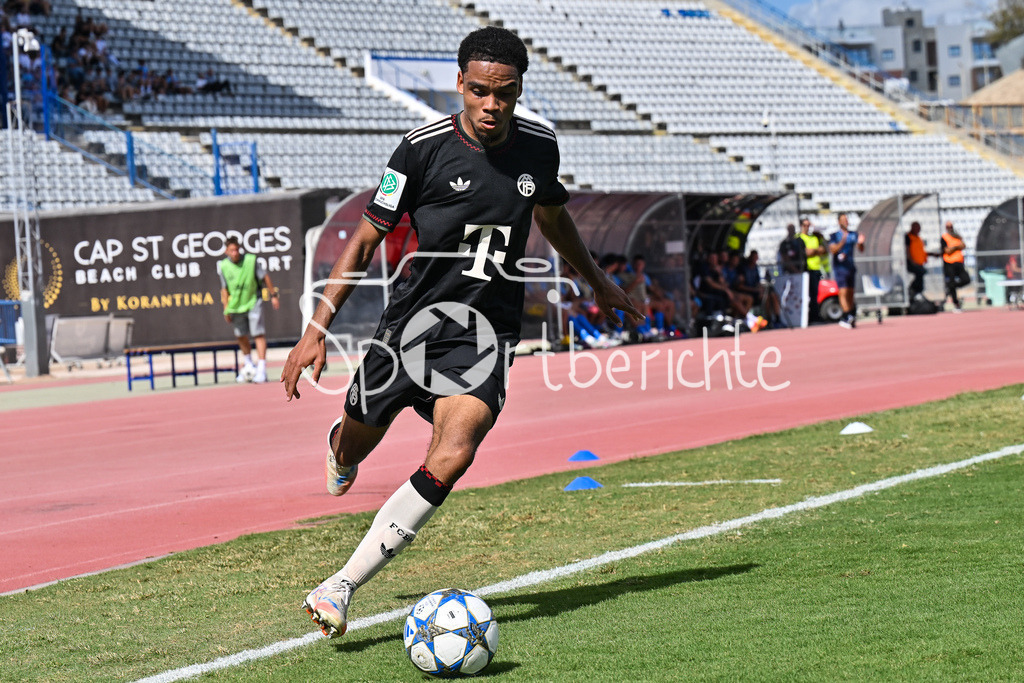 Papohs FC U19 - FC Bayern München U19 | am Ball Chivano WIJKS (FCB #2) / Einzelfoto / Freisteller / UEFA Youth League: Paphos FC U19 - FC Bayern München U19; Stelios Kyriakides Stadium am 30.09.2025