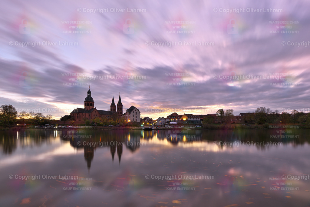 Seligenstädter Spiegelbild im Herbst | Die abendliche Dämmerung zieht über Seligenstadt und die Wolken samt Basilika spiegeln sich im glatten Main Wasser.