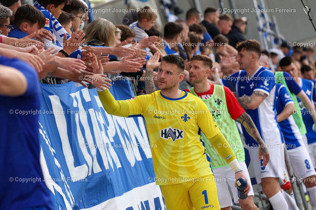 2400414_svdvsscf_4038 Kopie | Darmstadt, 14.04.2024 xjfx 1.Bundesliga SV Darmstadt 98 - SC Freiburg v.l., Spieler von SV Darmstadt 98 bedankt sich bei den Fans, bedanken, Dank. Mannschaft nach dem Spiel, after the match bedankt sich bei den Fans, applauds the fans, klatschen die Fans ab, Goalkeeper, Torwart  Marcel Schuhen (SV Darmstadt 98), Tobias Kempe (SV Darmstadt 98), Matej Maglica (SV Darmstadt 98)





(DFL/DFB REGULATIONS PROHIBIT ANY USE OF PHOTOGRAPHS as IMAGE SEQUENCES and/or QUASI-VIDEO) - Realisiert mit Pictrs.com