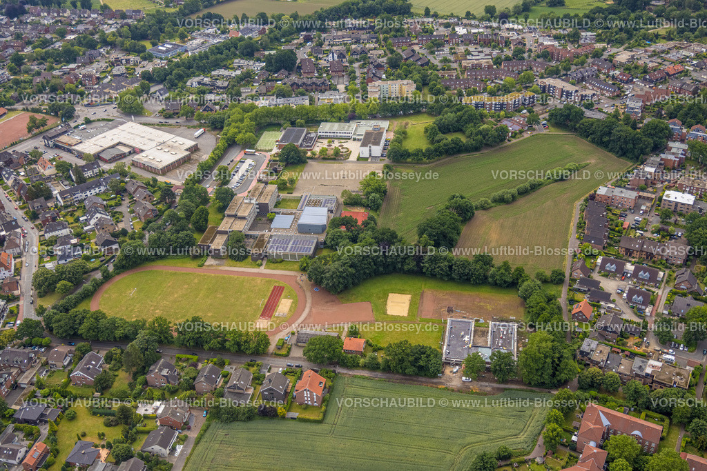 Dorsten220604707 | Luftbild, St. Ursula Realschule mit Sportplatz, unten im Bild Baustelle mit Neubau Kindergarten an der Ziegelstraße, Hardt, Dorsten, Ruhrgebiet, Nordrhein-Westfalen, Deutschland