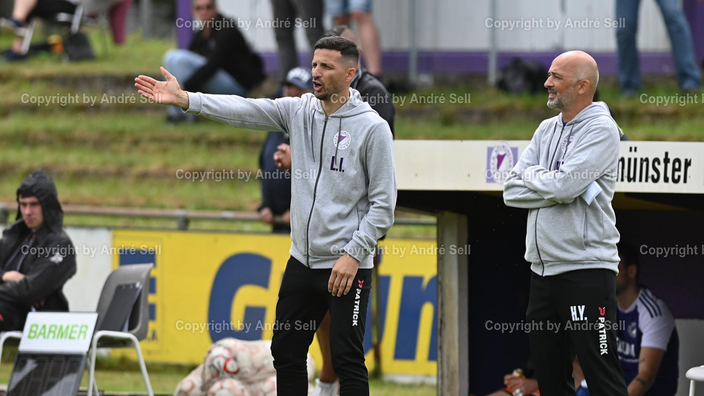 VfR Neumünster vs TSV Nordmark Satrup | Z62_4847, 04.08.24, Fußball-Flens-Oberliga Männer 2024/2025, VfR Neumünster (lila) vs. TSV Nordmark Satrup (weiss), Trainer Liridon Imeri (VfR li.) &amp; Co-Trainer Hakan Yavuz (VfR) - Realisiert mit Pictrs.com