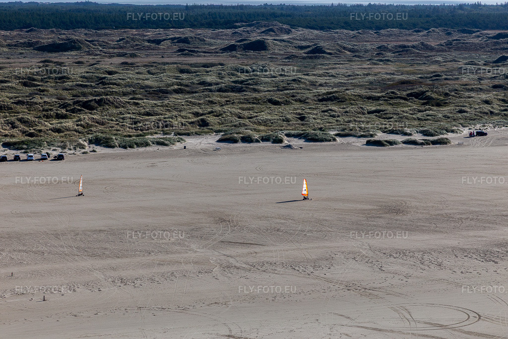 Vue aérienne: Buggies et kitesurfeurs sur la plage de sable à Fanø dans le département Syddanmark, Danemark. Photo: IMG_118619.jpg prise le 21/09/2019 par Werner Riehm/FLY-FOTO.eu – Résolution de l'original: 5472 x 3648 px