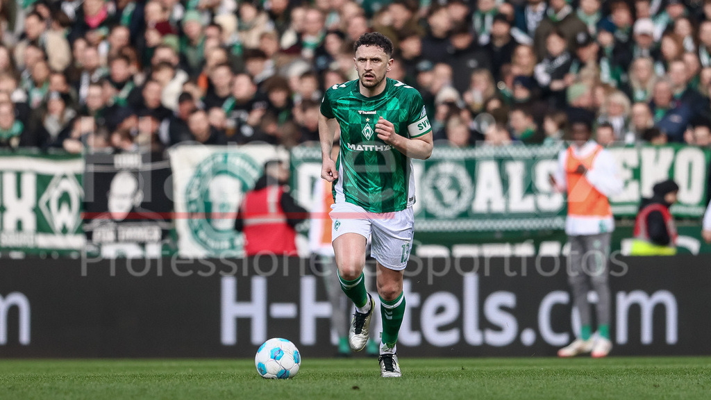 Fussball, Bundesliga, SV Werder Bremen - VfL Wolfsburg | v.li.: Milos Veljkovic (SV Werder Bremen, 13) am Ball, Freisteller, Einzelbild, Ganzkörper, Aktion, Action, Spielszene, DIE DFL-RICHTLINIEN UNTERSAGEN JEGLICHE NUTZUNG VON FOTOS ALS SEQUENZBILDER UND/ODER VIDEOÄHNLICHE FOTOSTRECKEN. DFL REGULATIONS PROHIBIT ANY USE OF PHOTOGRAPHS AS IMAGE SEQUENCES AND/OR QUASI-VIDEO.