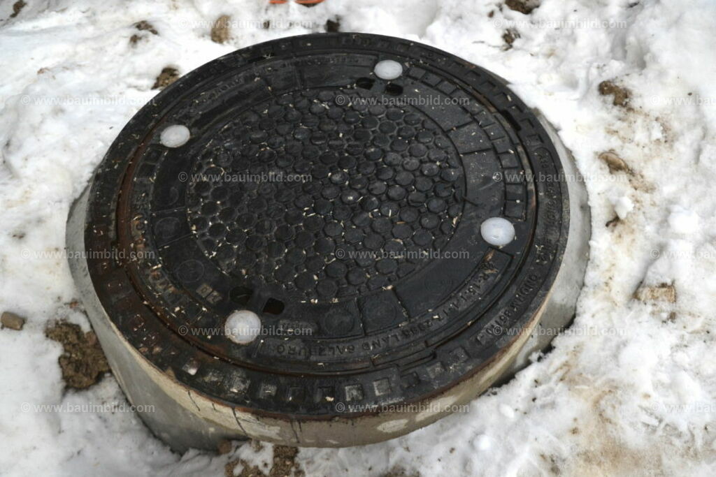 bib-lg03-abwasserkanal-0106 | Nach LV-Leistungsgruppen sortierte Detailfotos über den Bau eines Hauses. Alle Hausbau-Bilder direkt vom Urheber und Autor der Website Haus-Selber-Bauen.com