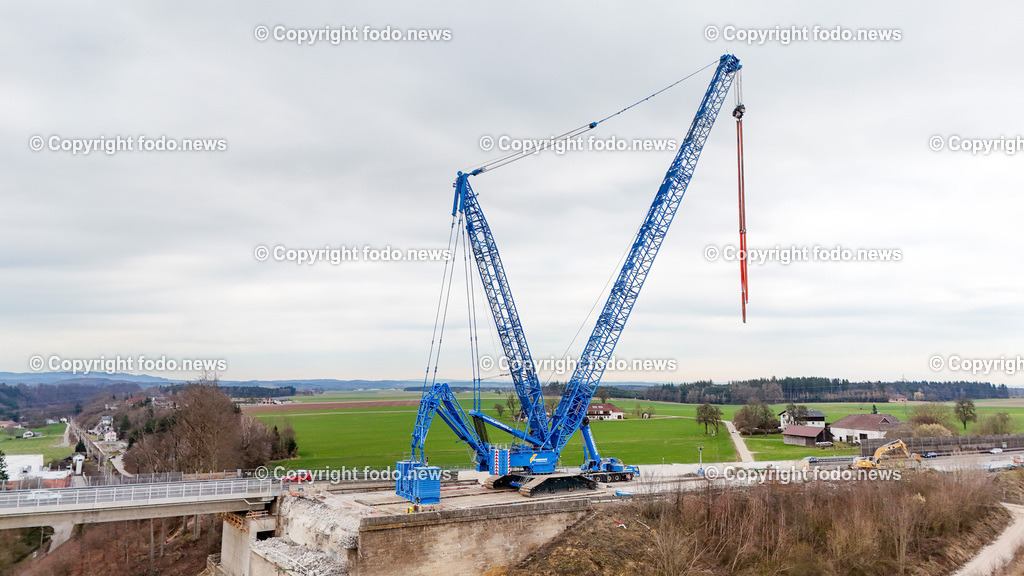Westautobahn_ A1_ Aurachtalbruecke_ 11.03.2024-10 | 11.03.2024, Aurachkirchen, AUT, Westautobahn, A1, Aurachtalbruecke, im Bild Baustelle, Bruecke, Uebergang, Tal, Kran, Kraene, Schwerlastkran, Felbermayr, Sanierung, Asfinag, Baugeraete, Bagger, Verkehr, Drohne, Luftbild