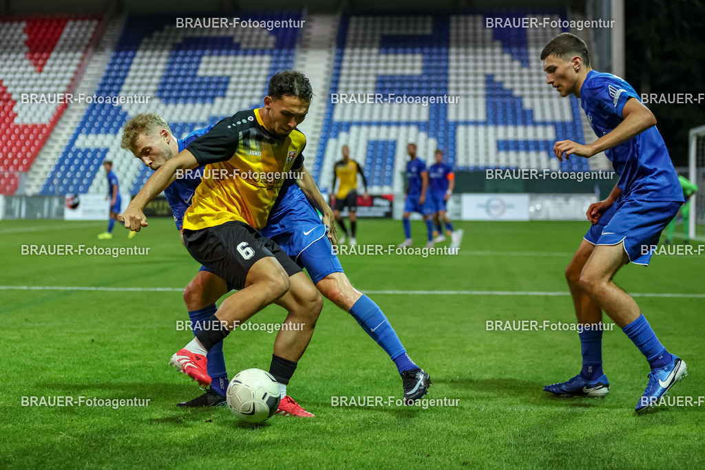 SB_KFCBAU_20250815_6153.JPG -  - KFC Uerdingen - SF Baumberg - Oberliga Niederrhein | Krefeld, Deutschland, 15.08.25: Nedzhib Hadzha (KFC Uerdingen)  und Timo Hölscher (SF Baumberg) im Kampf um den Ball während des Oberliga Niederrhein Spiels zwischen KFC Uerdingen - SF Baumberg in der Grotenburg Stadion am 15. August 2025 in Krefeld, Deutschland. (Foto von Stefan Brauer/Brauer-Fotoagentur)