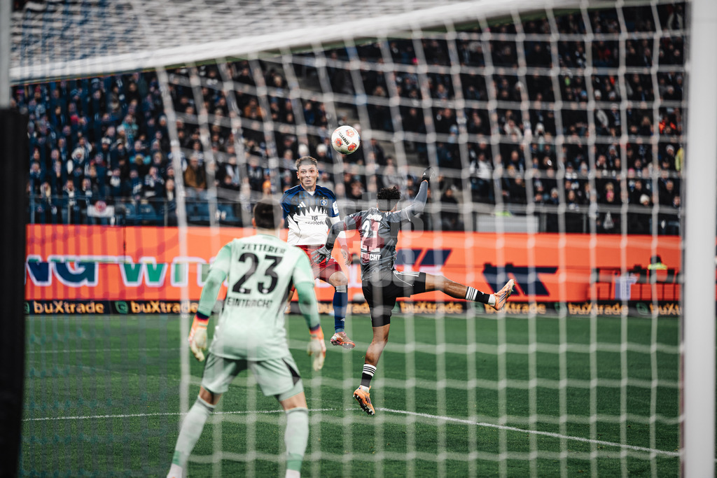 Fußball | Männer | Saison 2025/2026 | 1. Fußball-Bundesliga | 15. Spieltag | Hamburger SV vs. Eintracht Frankfurt | 20.12.2025 | Kopfball von William Mikelbrencis (#2, HSV)
