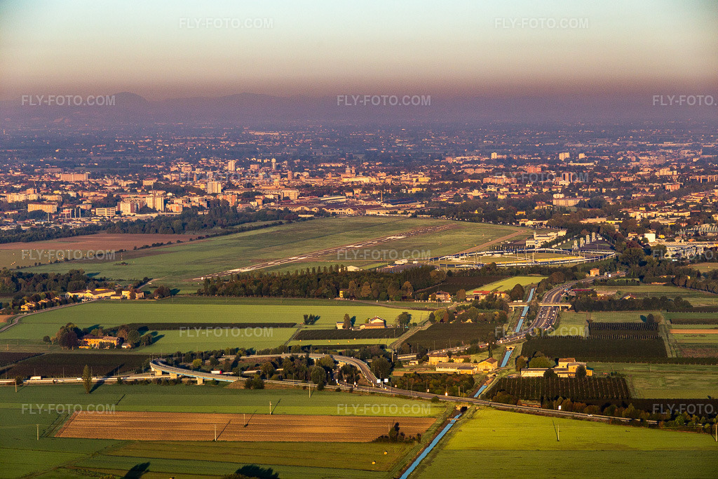 Aerial view: Reggio Emilia Aeroporto di Reggio Emilia - LIDE in Reggio nell’Emilia in the state Reggio Emilia, Italy.Photo: IMG_134787.jpg taken on 09/20/2022 by Werner Riehm/FLY-FOTO.comResolution of the original: 5472 x 3648 pxAeroporto di Reggio Emilia