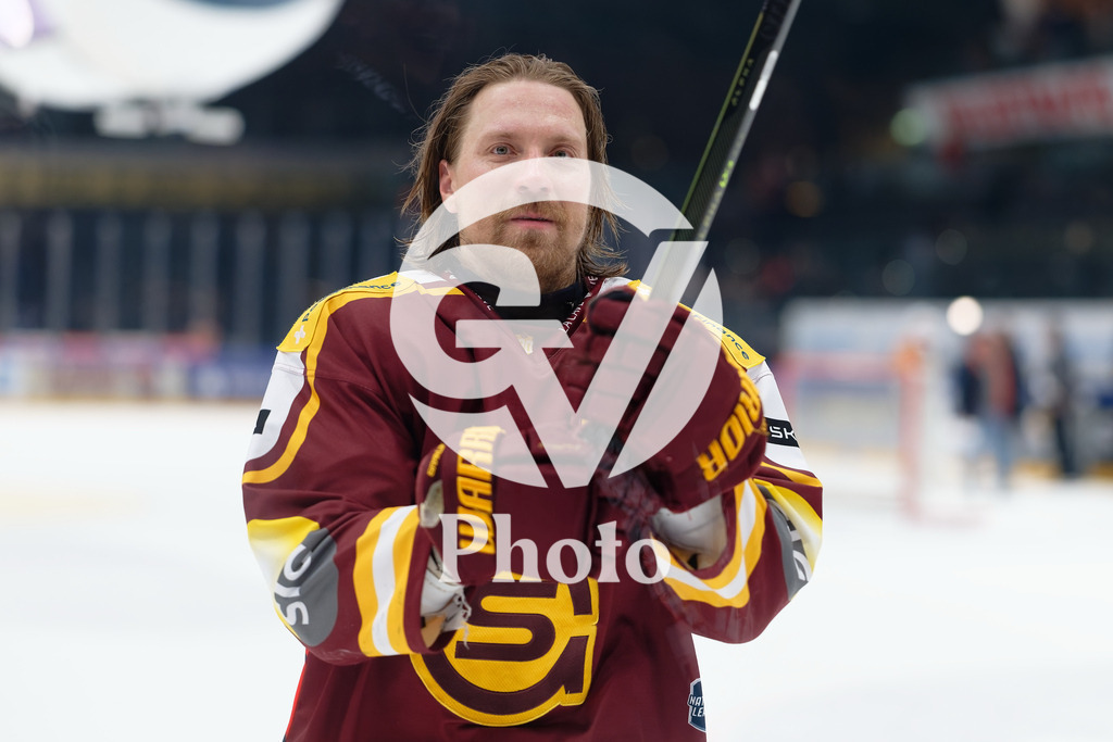 National League - Geneve-Servette HC v EV Zug | Markus Granlund (60 Geneve-Servette HC) celebrates after winning  during the National League match between Geneve-Servette HC and EV Zug at Les Vernets in Geneva, Switzerland
