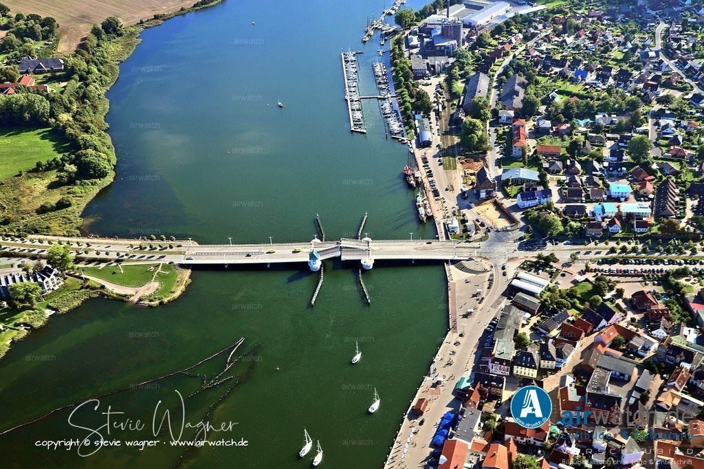 Luftbild Kappeln an der Schlei - Für Aktivitäten gibt es vielfältige Möglichkeiten | Für Aktivitäten gibt es vielfältige Möglichkeiten: Eine Kanutour auf der Schlei ermöglicht eine ganz neue Perspektive auf die malerische Landschaft, während eine Fahrradtour nach Arnis, der kleinsten Stadt Deutschlands, durch idyllische Wiesen und Felder führt. Bei schlechtem Wetter bieten sich Indoor-Aktivitäten wie das Meerwasserwellenbad in Eckernförde oder die Besichtigung des Schlosses Gottorf an. Für Familien mit Kindern sind der Tolk-Schau, der Tierpark Gettorf und die Bonbonkocherei in Eckernförde besonders geeignet.